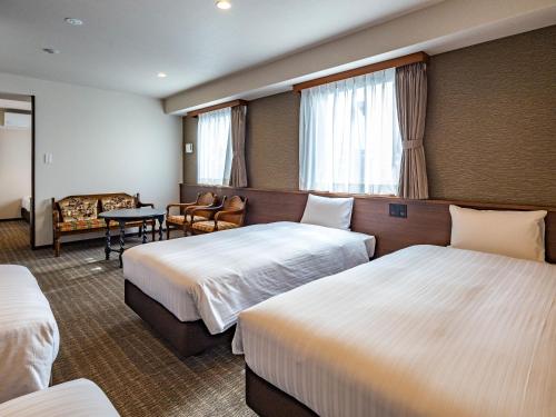 Bande Hotel Tenpozan Higashi tesisinde bir odada yatak veya yataklar