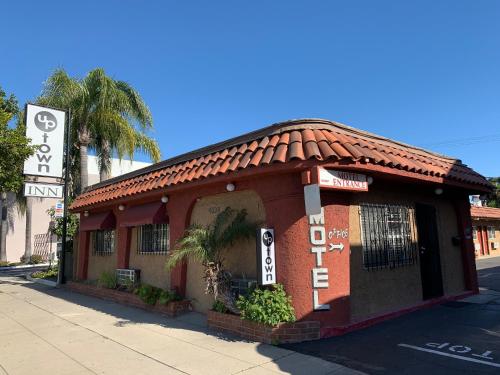 un petit bâtiment sur le côté d'une rue dans l'établissement Uptown Inn, à Long Beach