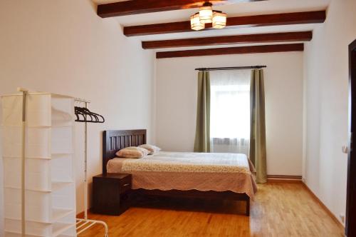 Schlafzimmer mit einem Bett und einem Fenster in der Unterkunft Apartments 4 in the historic part of Znojmo in Znojmo