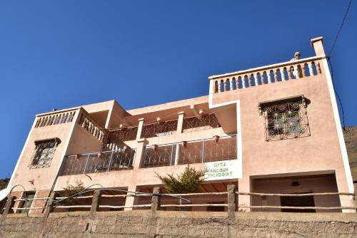 ein Gebäude mit Balkon auf der Seite in der Unterkunft Gite Angour Tacheddirt in Tacheddirt