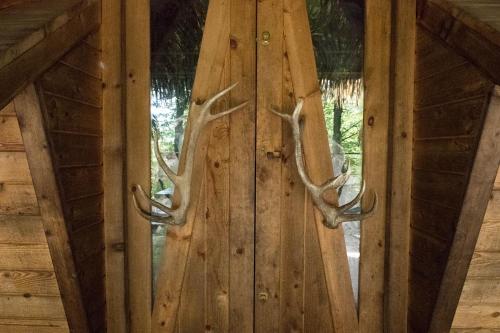 a pair of antlers on a door in a cabin at Parc Omega in Montebello
