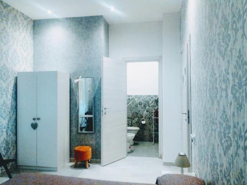 ボローニャにあるAffittacamere Rizzoliの白いバスルーム(トイレ、シンク付)