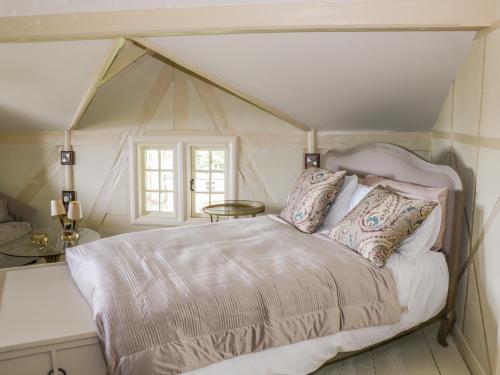 מיטה או מיטות בחדר ב-Swiss Cottage