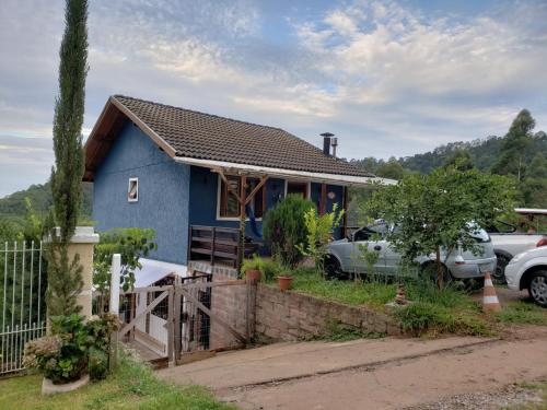 ein blaues Haus mit davor geparkt in der Unterkunft Vosso Lar com Vista Gramado in Gramado