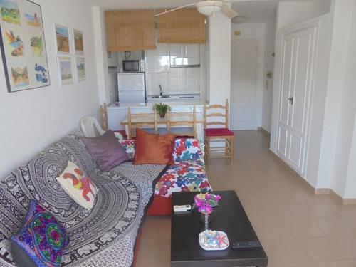 een woonkamer met een bank en een tafel bij Apartamento Tres Pinos cerca de la Playa in San José