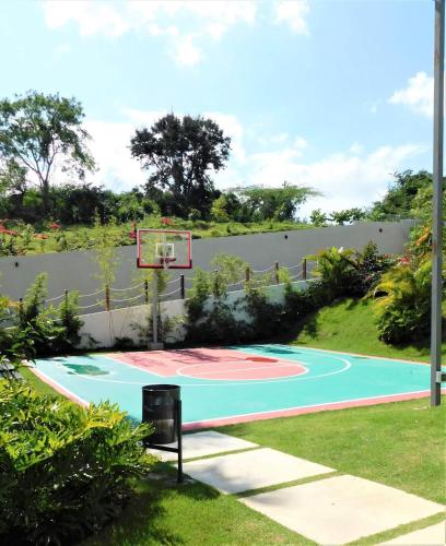 a basketball hoop with a lake in the background at Verano 2019 in Santiago de los Caballeros