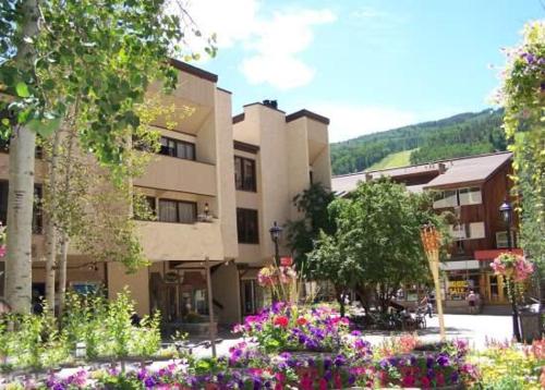 ベールにあるLionshead Arcade 50 Yards to Lionshead Gondolaの花の多い建物