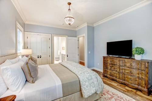 a bedroom with a bed and a flat screen tv at Sonoma Bungalows in Sonoma