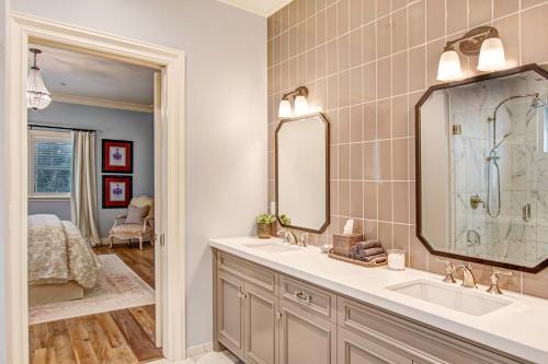 a bathroom with a sink and a mirror at Sonoma Bungalows in Sonoma