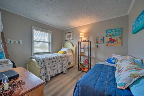 1 dormitorio infantil con 2 camas y mesa en Oceanfront Topsail Beach Retreat - Steps to Shore!, en North Topsail Beach
