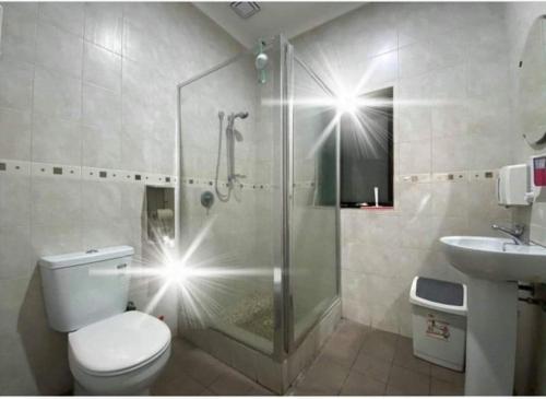 uma casa de banho com um chuveiro, um WC e um lavatório. em Downtown Backpackers Hostel Perth - note - Valid Passport required for check in em Perth