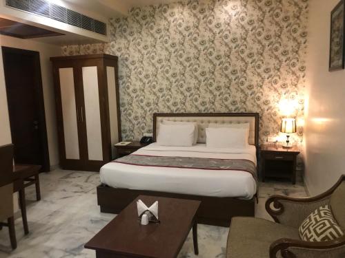 Postel nebo postele na pokoji v ubytování Hotel Leela Grande