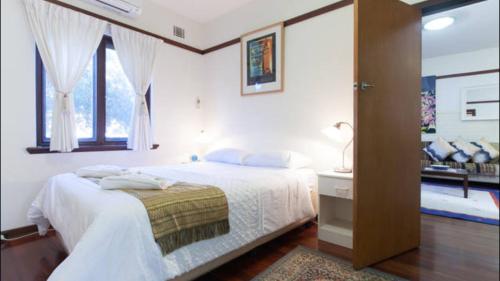 Katil atau katil-katil dalam bilik di B4 Crawley Apartment 1 BRM & Sleepout near UWA