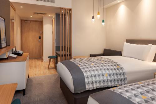 Katil atau katil-katil dalam bilik di Holiday Inn London Heathrow - Bath Road by IHG