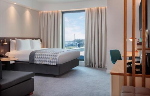Katil atau katil-katil dalam bilik di Holiday Inn London Heathrow - Bath Road by IHG