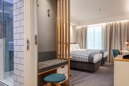 Katil atau katil-katil dalam bilik di Holiday Inn London Heathrow - Bath Road by IHG