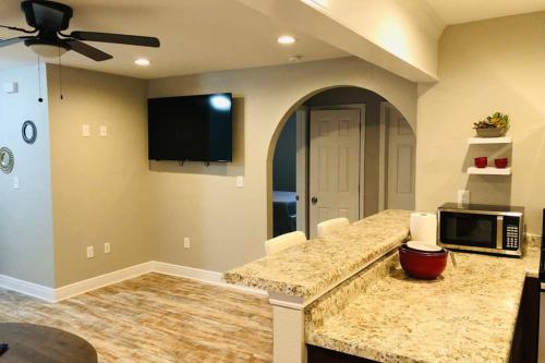 uma cozinha com uma bancada e um micro-ondas em Villas at Valencia Bay em Gulfport