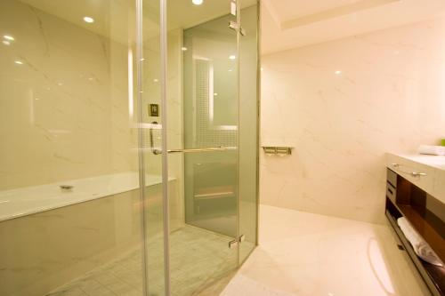 W łazience znajduje się prysznic ze szklanymi drzwiami. w obiekcie S Aura Hotel w Tajpej