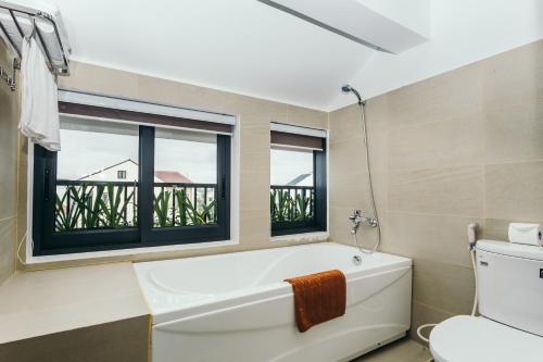 Phòng tắm tại Le Petit Villa Hoi An