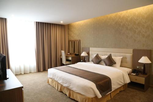 Tempat tidur dalam kamar di Muong Thanh Grand Thanh Hoa Hotel