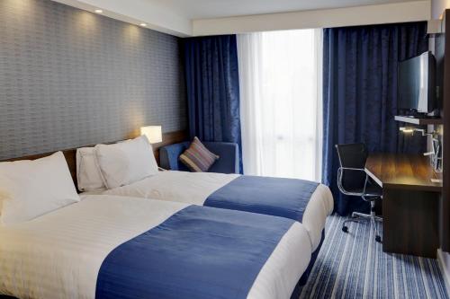 Cama ou camas em um quarto em Holiday Inn Express London - ExCel, an IHG Hotel