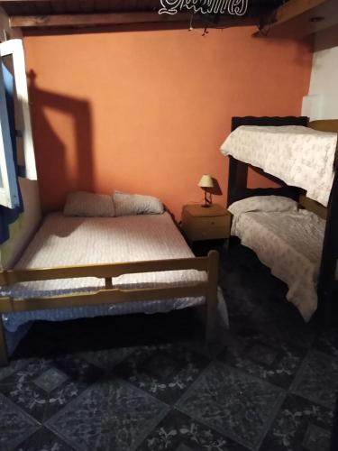1 dormitorio con 2 camas y una lámpara en una mesa en Apartamento económico en Villa Gesell