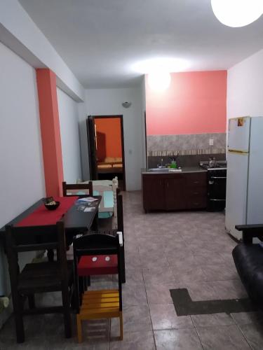 sala de estar con mesa y cocina en Apartamento económico en Villa Gesell