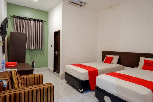 Voodi või voodid majutusasutuse RedDoorz Syariah @ Hotel Wisma Indonesia Kendari toas