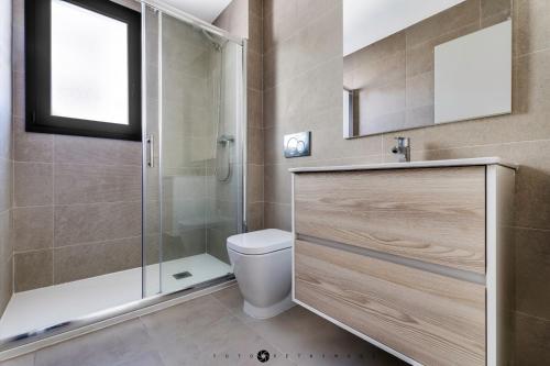 une salle de bains avec douche, toilettes et lavabo dans l'établissement Dunas Apartment, à Arenales del Sol