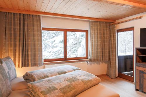 Una cama o camas en una habitación de Gästehaus Strauss