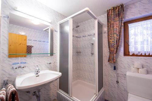 Un baño de Gästehaus Strauss