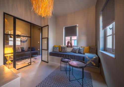 Sophia Aegina في ايجينا تاون: غرفة معيشة مع أريكة زرقاء و كرسيين
