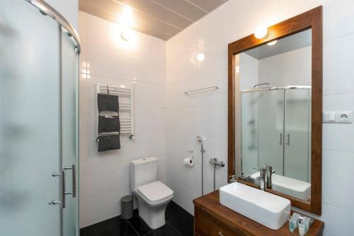 Un baño de Light and Luxurious 2BR Apartment - by Wehost
