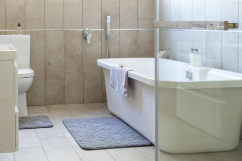 Bilik mandi di 10 on Aquavista Addo River View Villa