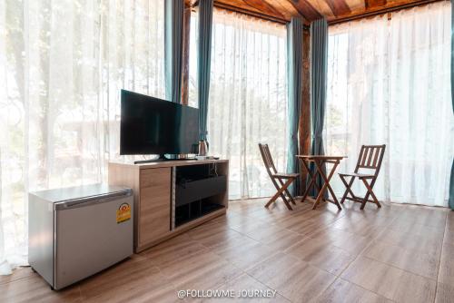 TV a/nebo společenská místnost v ubytování Champathong Garden Resort