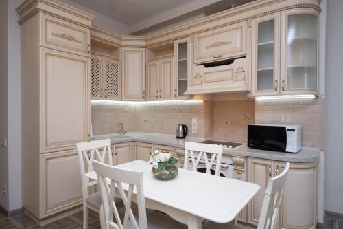 Η κουζίνα ή μικρή κουζίνα στο Stylish Panoramic apartments Dnipro Sail riverside