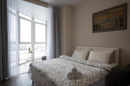 Ένα ή περισσότερα κρεβάτια σε δωμάτιο στο Stylish Panoramic apartments Dnipro Sail riverside