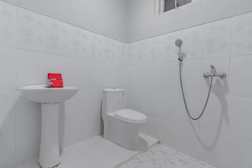 ห้องน้ำของ RedDoorz Plus at Bukit Cinta Street Balikpapan