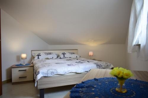 um quarto com uma cama com duas bonecas em Apartment Eve em Klimno