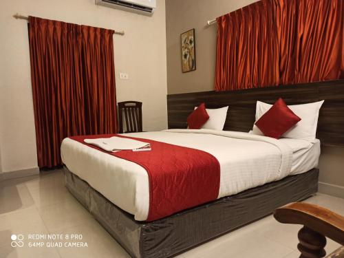Postel nebo postele na pokoji v ubytování Hotel I-Way Residency Perungudi