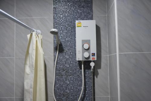 a shower in a bathroom with a shower at Chaiwat Guesthouse in Bangkok