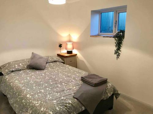 um quarto com uma cama e uma janela em Clover Lodge em Chesterfield