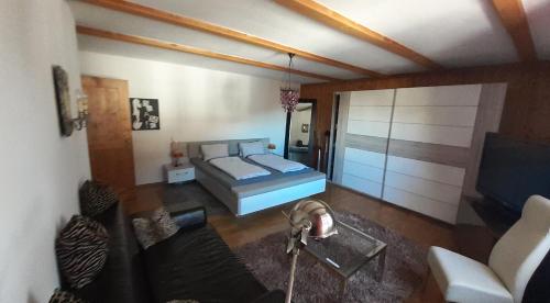 ein Wohnzimmer mit einem Bett und einem Sofa in der Unterkunft Top Apartment in Henndorf am Wallersee