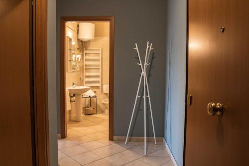 a tripod in a hallway with a bathroom at Le Residenze di Santa Costanza - Le Dimore in San Vincenzo