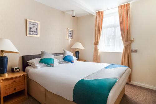 Cama o camas de una habitación en OYO The Palm Court Hotel