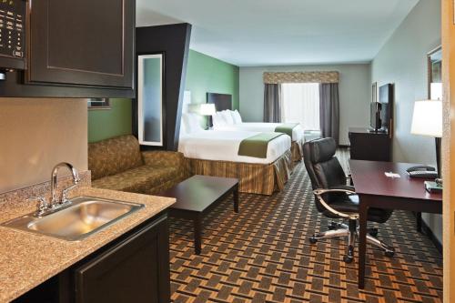 une chambre d'hôtel avec un lit, une cuisine et un évier dans l'établissement Holiday Inn Express Hotels & Suites Jacksonville, an IHG Hotel, à Jacksonville