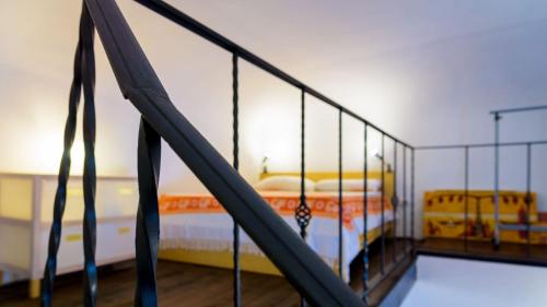 una camera da letto con un letto e una recinzione in ferro di Appartamenti del Grigolo a Portoferraio