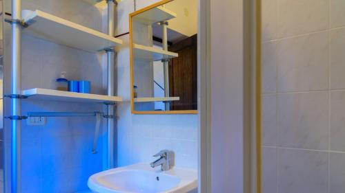 un bagno con lavandino, specchio e doccia di Appartamenti del Grigolo a Portoferraio