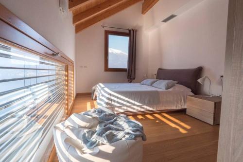 1 dormitorio con 2 camas y ventana en Magic lake view with beautiful pool area (camelia), en Bellano
