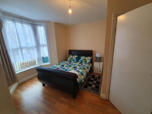 En eller flere senger på et rom på London Zone 2 Three Bedroom Apartment